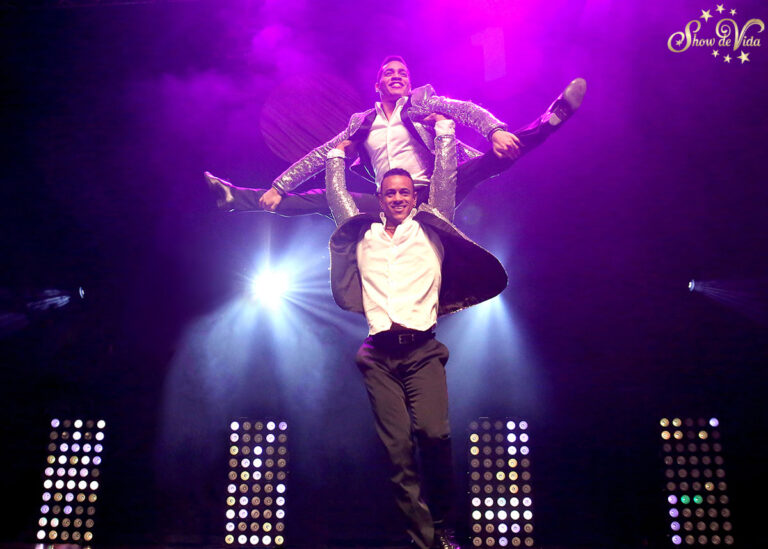 14ShowdeVidalasvegascasinomaledancers Show de Vida